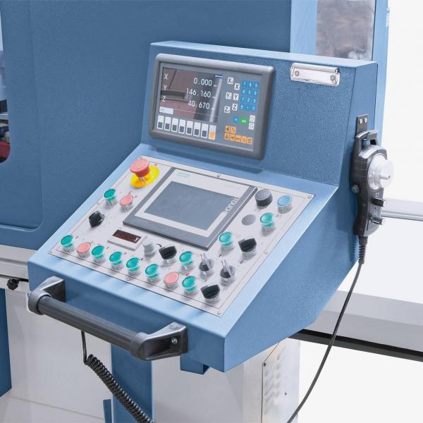 Inklusive Siemens SMART-Paneel IE V3 mit Touch-Bedienung und elektronisches Handrad.